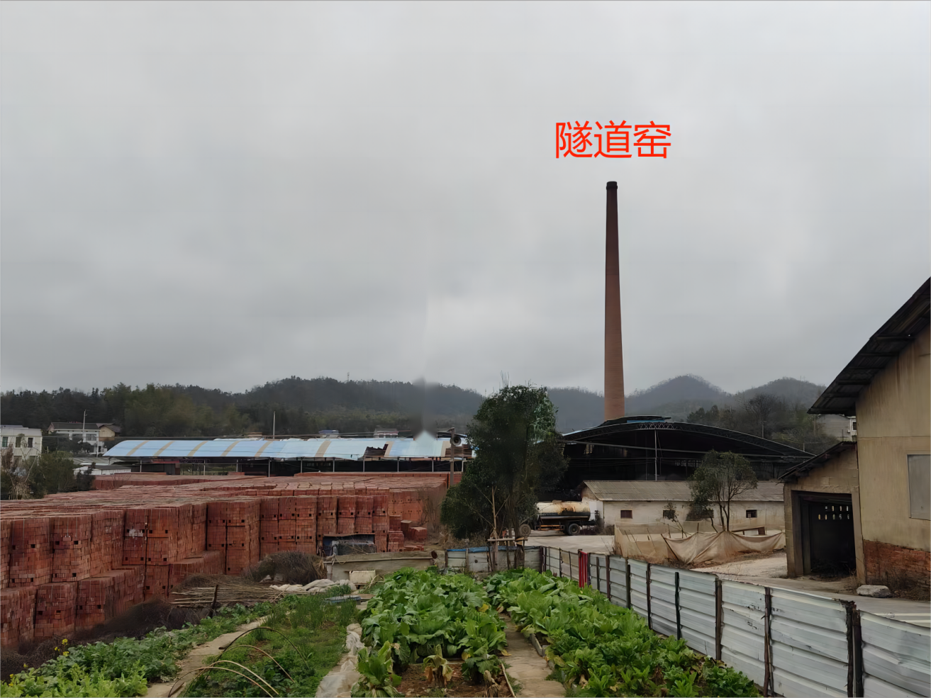 2025年開(kāi)門紅——閩湘建材廠(chǎng)隧道窯煙囪、輪窯煙囪拆除爆破圓滿成功！